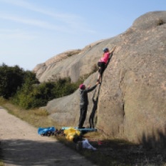 "Tunna sprickan" 5 - bouldering vid Stångehuvud